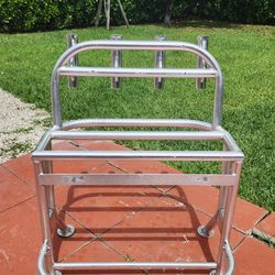 Aluminum leaning post with rod holders