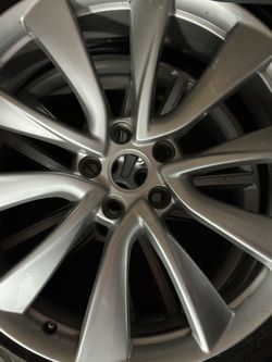 Spare Tesla Rim 225 35 20