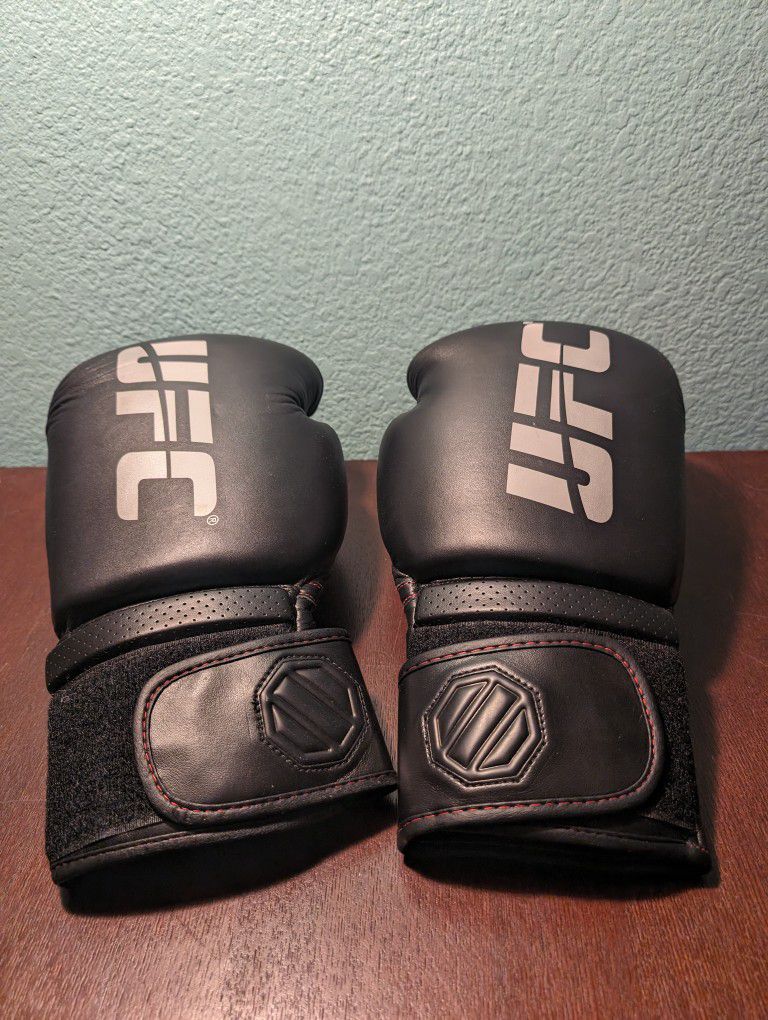 Official UFC Boxing Gloves 16 oz Black