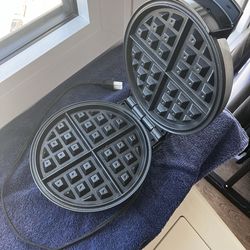 Oster Belgian Waffle Maker – Nonstick, Adjustable Temp