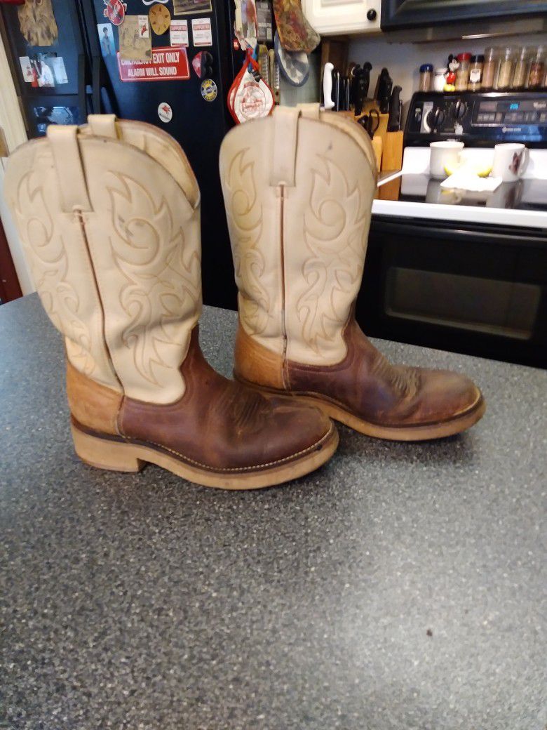 DURANGO. WORK BOOTS COMFORT SOLE REAL THICK SIZE. 9 MED  NOT HEAVY ON UR FOOT