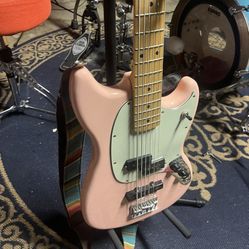 Fender Mustang 6 String Base. Guitar 