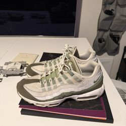 Nike Men Air Max 95 (White/Oil Green - Medium Olive)
