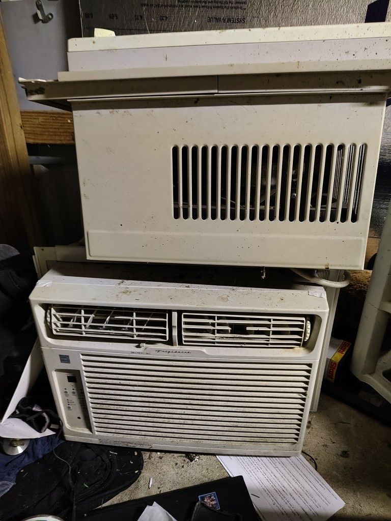 A/C Units Small 1200 Perfect For Camping Used Once Ayear