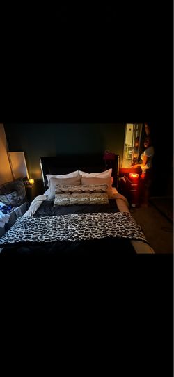 Queen bed frame, only needs mattress no base
