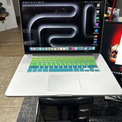 MacBook Pro Retina 15” / i7 / 16GB RAM / 500GB SSD!