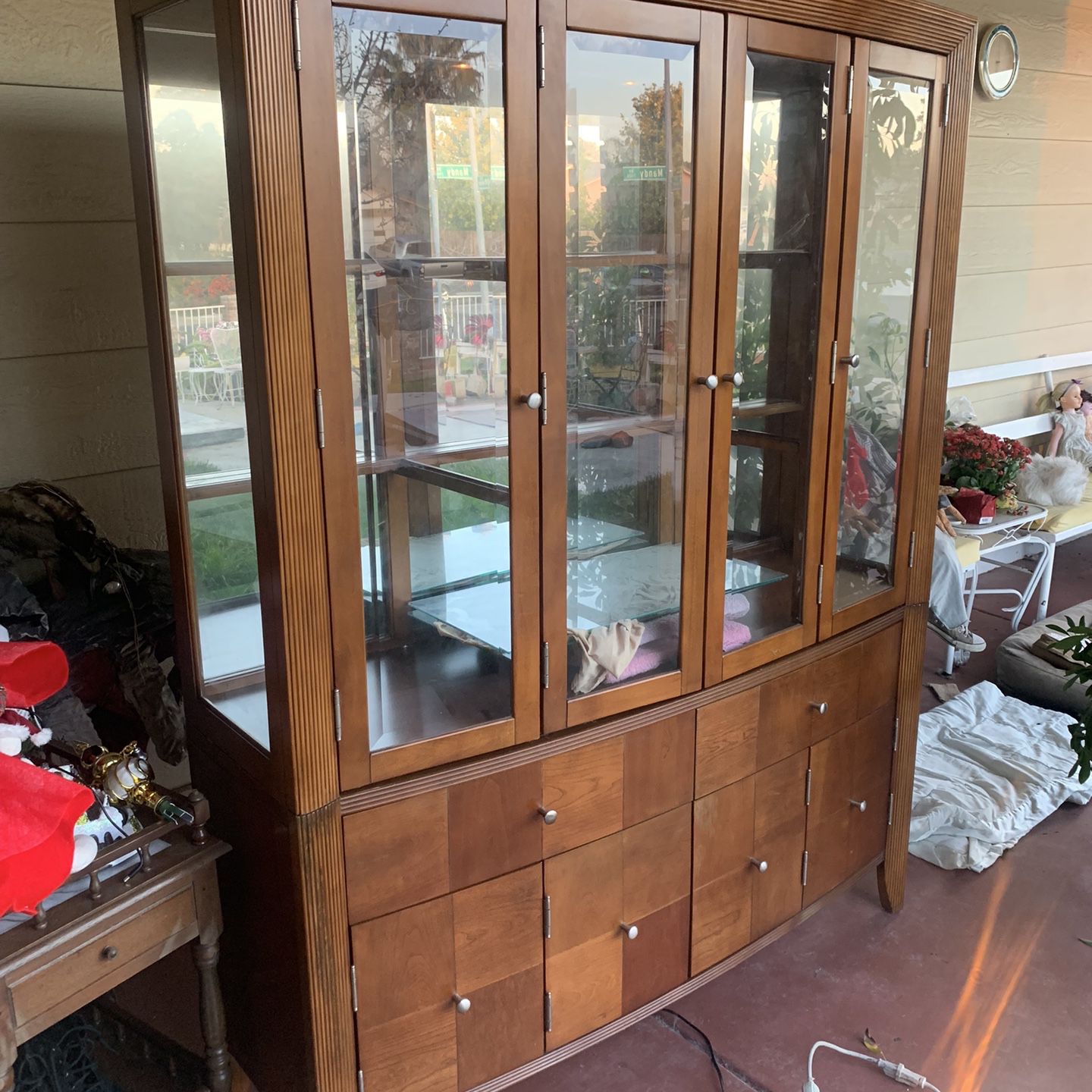 Big Brown Wooden China Cabinet with lights and mirror $250 Or Best Offer (o su mejor oferta. no tenga pena) . Make an offer pls don’t be shy I’m tryin