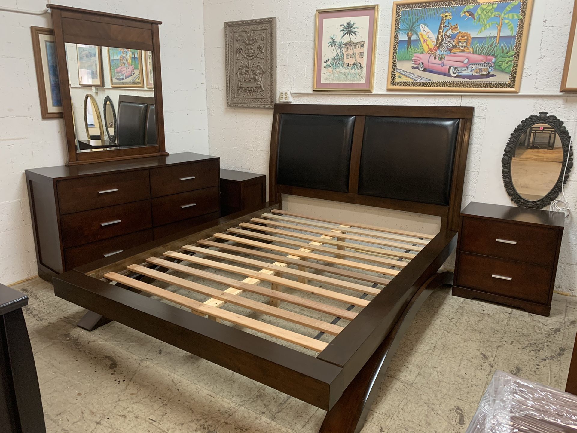 Platform queen size bedroom set all in like new condition!