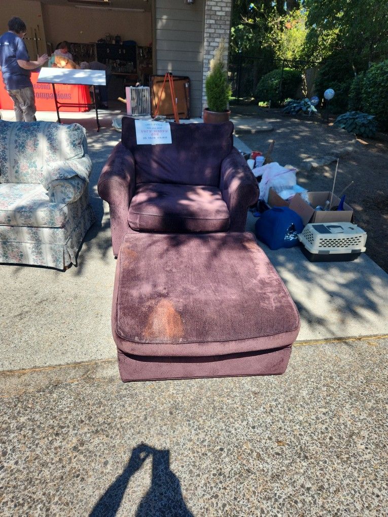 FREE CHAIRS AND TABLE COME AND GET EM!