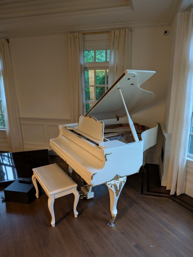 Mint condition- White Baby Grand Piano β Otto Atlenburg