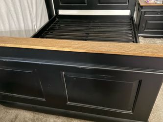Wood queen bedroom set