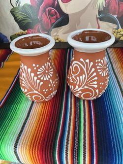 Florero café boca blanco ($20 cada uno