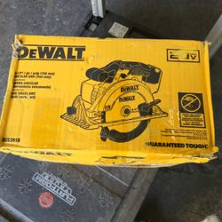 DEWALT 20V MAX Cordless 6.5 in. Sidewinder Style Circular Saw (Tool Only) #4697