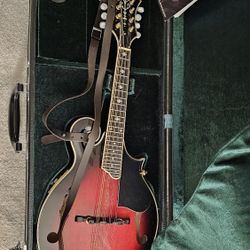 Washburn mandolin Americana with hard case and book. Like new