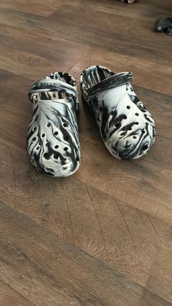 Men’s size 8 Croks