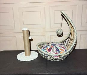 Rattan hanging cat swing features a distinctive teardrop shape and includes a colorful, quilted floral cushion and a Small sratch pole.