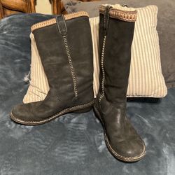 Beautiful Comfortable UGG Lady Boots Size US 8.5 or 9 Very warm and cozy
