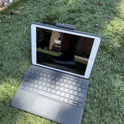 Apple Ipad 8th Gen 32GB Wi-fi With Keyboard 