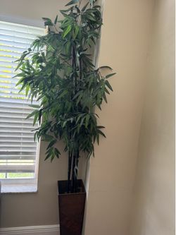 🌿 Beautiful artificial bamboo tree with decorative planter included.