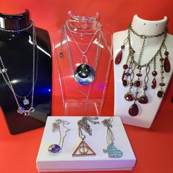  #1567 GORGEOUS  LOT  VINTAGE  COLLECTION , GREAT CONDITION. 
