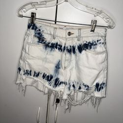 Zara High Waisted Tie Dye Distressed Jean Shorts Size 4 White and blue tie-dye denim shorts with fringe #festivalvibes