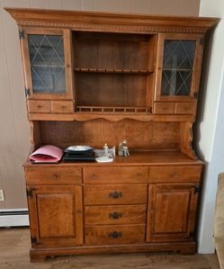 Beautiful Ethan Allen solid wood Hutch