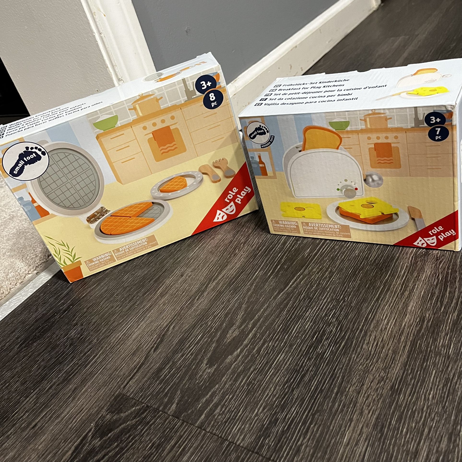 wooden pretend / play kitchen food