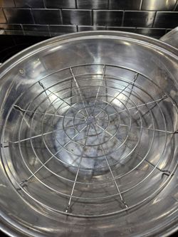 Wok with steamer grate and grill attachement