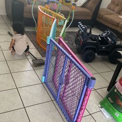 Play pen adjustable child gate hardly used 