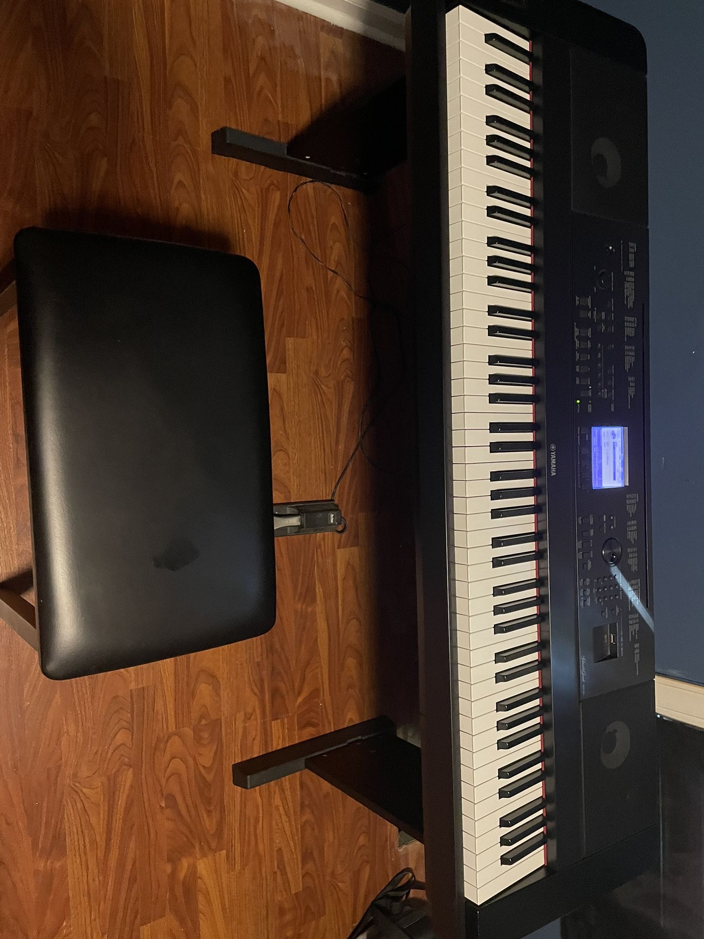 Yamaha DGX-660 Keyboard With Stand & Bench