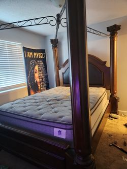 Queen Size Canopy Bed 