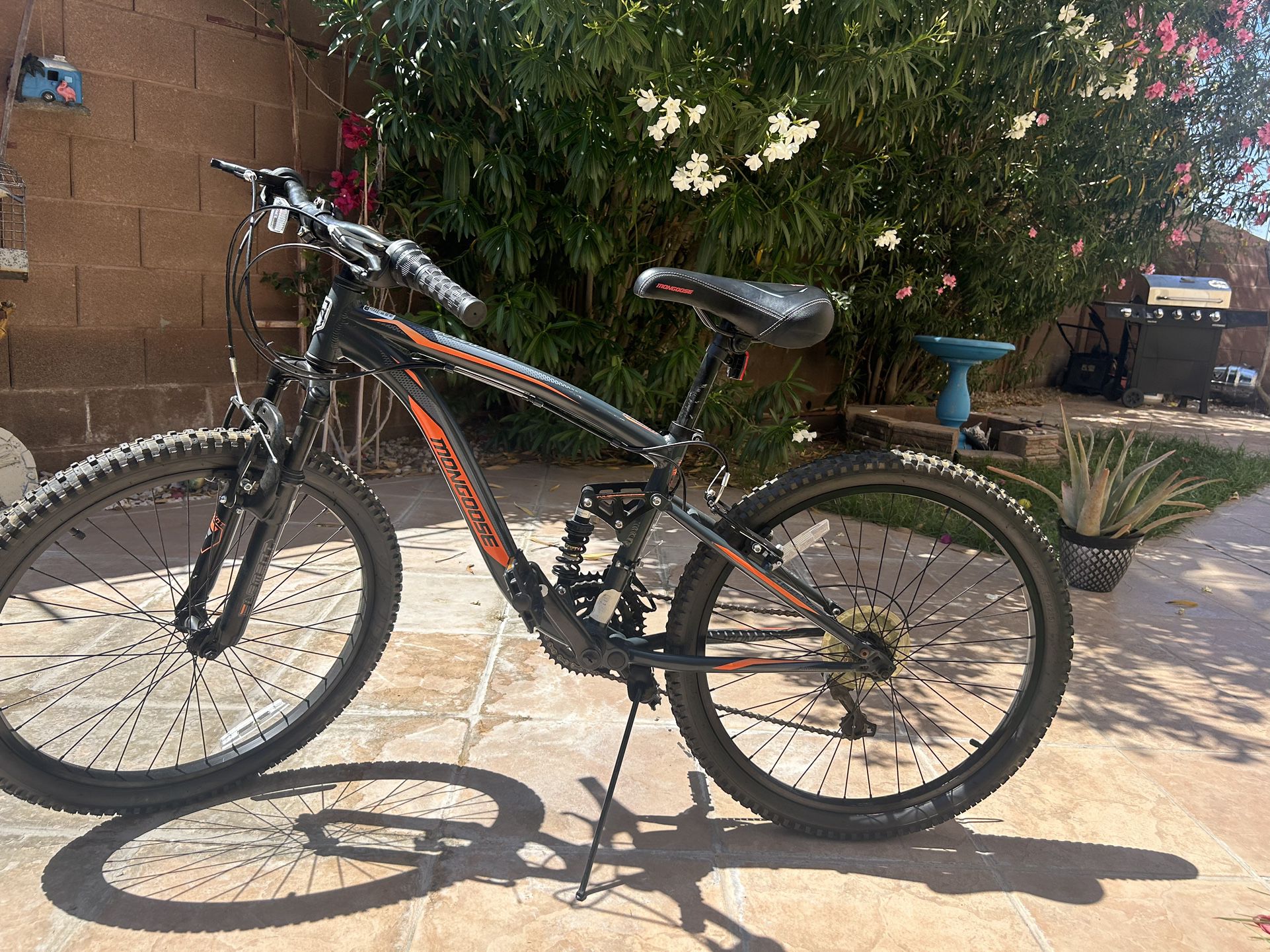 22 inch wheel mountain bike Mongoose 