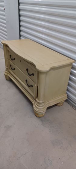 CLASSY CONSOLE TABLE Good condition