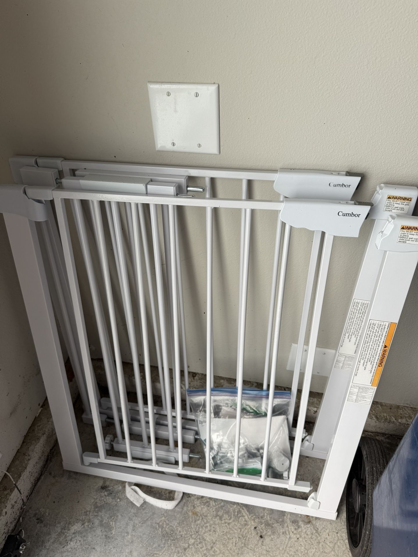 Cumbor 29.7-46" Baby Gate for Stairs, Auto Close Dog Gate for Doorways.