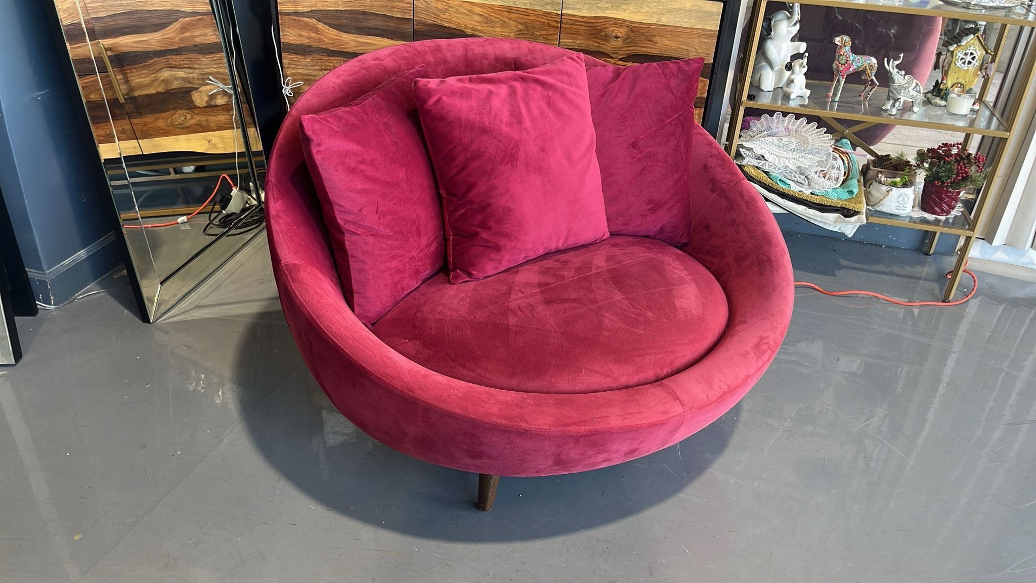 ROUND STYLE LOVESEAT RED VELVET