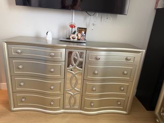 Dresser and 2 night stands