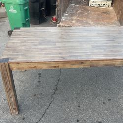 Dining table in perfect condition, very nice, with four chairs