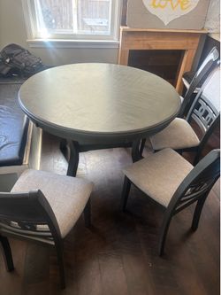Full Dining Set w/ 4 chairs