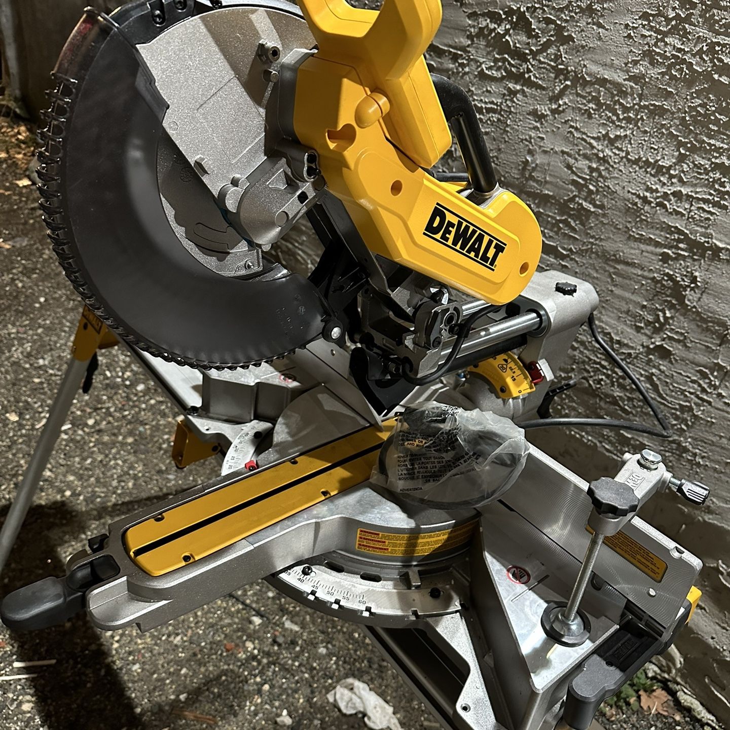 Dewalt Heavy Duty 12 Inch Double Bevel Compound Miter Saw With Stand