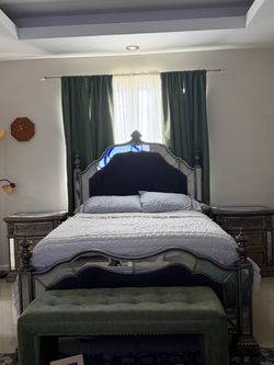 Bedroom Set for Sale – Bed & Matching Nightstands