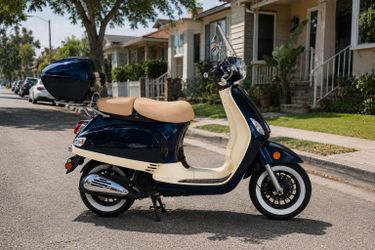 ✨ Elegance Meets Everyday Performance. Navy Blue Amigo Avenza 200 Gas Scooter
