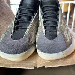 YEEZY QNTM BARIUM SIZE 8.5