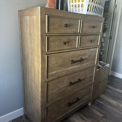 Living Spaces Bedroom dresser Set