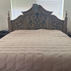 King Bed With Furniture Set (2 Dressers) 