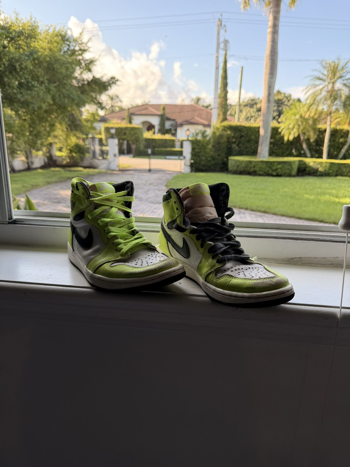 Nike Air Jordan 1 Retro High OG “Volt Gold” – Size 8.5 (US)