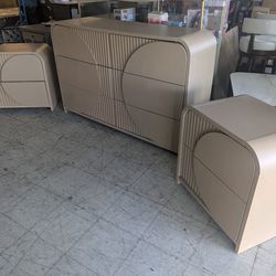 New Floorsample 3 Piece Dresser Set