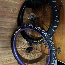 maxxis hookworm tire and rims