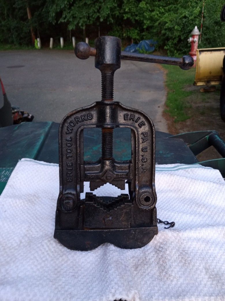 Vintage Tub & Pipe Vice