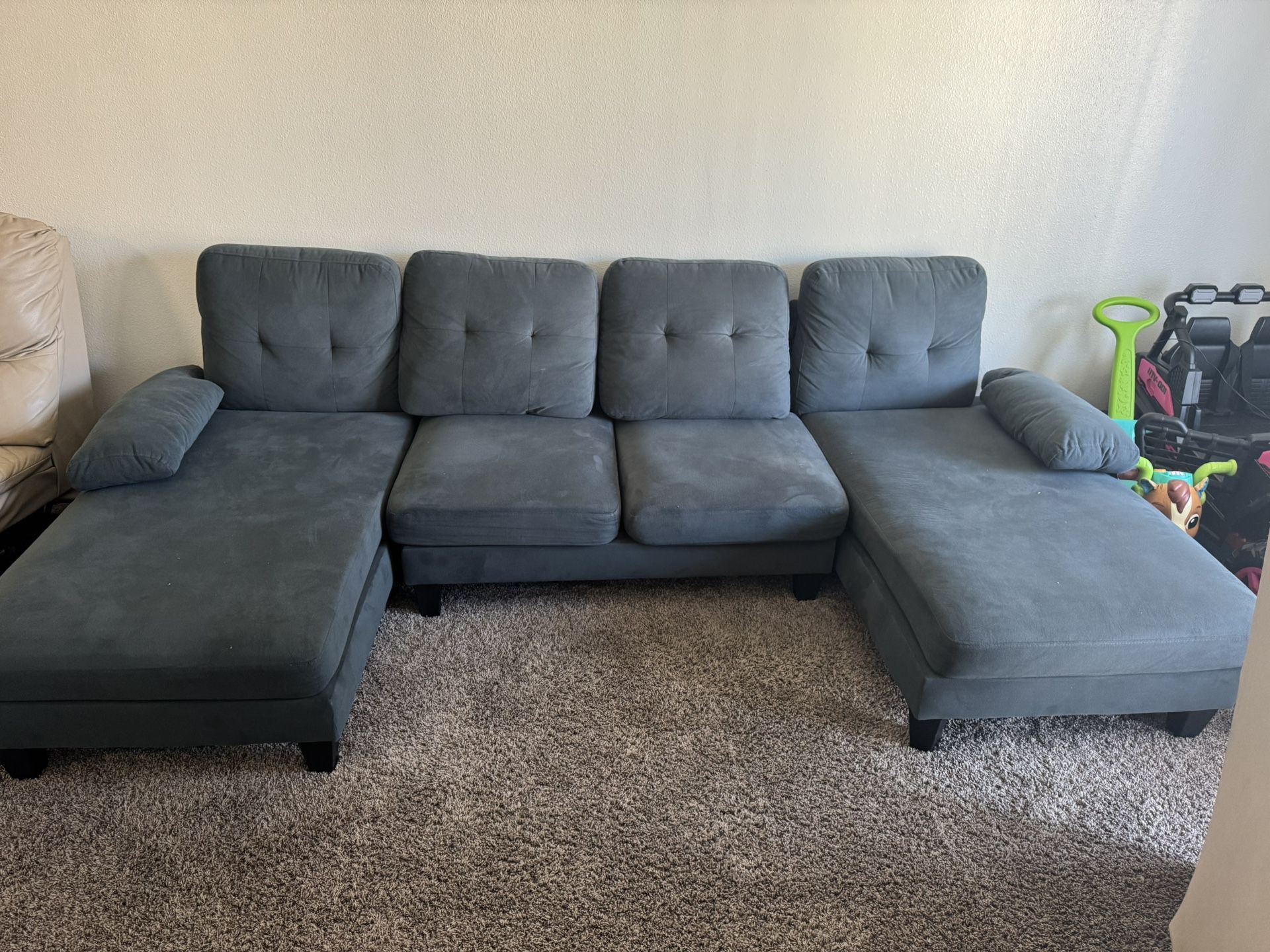 Living room sofa, 4 seats, 2 of which are double seat size. Gray color. Size 106 in. Used 5 months.