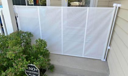 New NIB White Reinforced 42" Tall Baby Gate 55" Wide Retractable Dog Gate Indoor/Outdoor